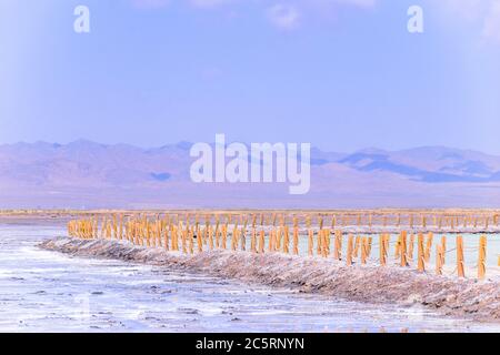 Sul vasto lago salato si trovano lunghi marciapiedi in legno. Il bellissimo scenario del lago salato di Chaka è in estate nella provincia di Qinghai, in Cina. Foto Stock