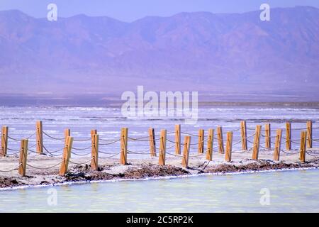 Sul vasto lago salato si trovano lunghi marciapiedi in legno. Il bellissimo scenario del lago salato di Chaka è in estate nella provincia di Qinghai, in Cina. Foto Stock