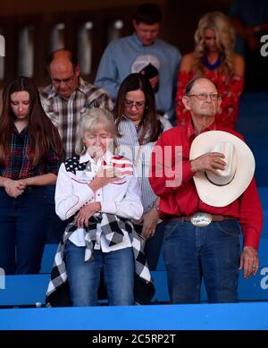 Prescott, Arizona, Stati Uniti. 3 luglio 2020. I fan dei rodei si levano in piedi per l'inno nazionale prima del 133esimo Rodeo dei giorni della frontiera di Prescott a Prescott, Arizona venerdì 3 luglio 2020. Il rodeo, il più lungo al mondo, è continuato nonostante la pandemia del coronavirus con capacità di tifosi limitata al 25% presso la sede. Credit: Will Lester/ZUMA Wire/Alamy Live News Foto Stock