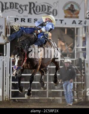Prescott, Arizona, Stati Uniti. 3 luglio 2020. Trenten Montero, di Winnemucca, Nevada, compete nell'evento di equitazione durante il 133esimo Rodeo Prescott Frontier Days a Prescott, Arizona, venerdì 3 luglio 2020. Il rodeo, il più lungo al mondo, è continuato nonostante la pandemia del coronavirus con capacità di tifosi limitata al 25% presso la sede. Credit: Will Lester/ZUMA Wire/Alamy Live News Foto Stock
