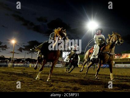 Prescott, Arizona, Stati Uniti. 3 luglio 2020. Pick up uomini inseguire dopo il pilota di Bareback durante il 133esimo Prescott Frontier Days Rodeo a Prescott, Arizona Venerdì 3 luglio 2020. Il rodeo, il più lungo al mondo, è continuato nonostante la pandemia del coronavirus con capacità di tifosi limitata al 25% presso la sede. Credit: Will Lester/ZUMA Wire/Alamy Live News Foto Stock