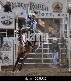 Prescott, Arizona, Stati Uniti. 3 luglio 2020. Trenten Montero, di Winnemucca, Nevada, compete nell'evento di equitazione durante il 133esimo Rodeo Prescott Frontier Days a Prescott, Arizona, venerdì 3 luglio 2020. Il rodeo, il più lungo al mondo, è continuato nonostante la pandemia del coronavirus con capacità di tifosi limitata al 25% presso la sede. Credit: Will Lester/ZUMA Wire/Alamy Live News Foto Stock