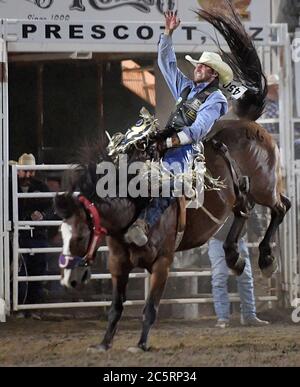 Prescott, Arizona, Stati Uniti. 3 luglio 2020. Trenten Montero, di Winnemucca, Nevada, compete nell'evento di equitazione durante il 133esimo Rodeo Prescott Frontier Days a Prescott, Arizona, venerdì 3 luglio 2020. Il rodeo, il più lungo al mondo, è continuato nonostante la pandemia del coronavirus con capacità di tifosi limitata al 25% presso la sede. Credit: Will Lester/ZUMA Wire/Alamy Live News Foto Stock
