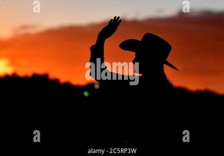 Prescott, Arizona, Stati Uniti. 3 luglio 2020. Una donna ondeggia alla folla prima del 133rd Prescott Frontier Days Rodeo a Prescott, Arizona Venerdì 3 luglio 2020. Il rodeo, il più lungo al mondo, è continuato nonostante la pandemia del coronavirus con capacità di tifosi limitata al 25% presso la sede. Credit: Will Lester/ZUMA Wire/Alamy Live News Foto Stock