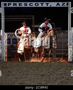 Prescott, Arizona, Stati Uniti. 3 luglio 2020. Gli uomini di pick up tornano nell'arena durante il 133esimo Prescott Frontier Days Rodeo a Prescott, Arizona Venerdì 3 luglio 2020. Il rodeo, il più lungo al mondo, è continuato nonostante la pandemia del coronavirus con capacità di tifosi limitata al 25% presso la sede. Credit: Will Lester/ZUMA Wire/Alamy Live News Foto Stock