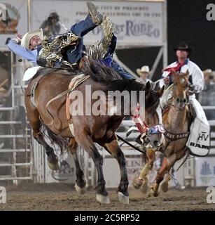 Prescott, Arizona, Stati Uniti. 3 luglio 2020. Trenten Montero, di Winnemucca, Nevada, compete nell'evento di equitazione durante il 133esimo Rodeo Prescott Frontier Days a Prescott, Arizona, venerdì 3 luglio 2020. Il rodeo, il più lungo al mondo, è continuato nonostante la pandemia del coronavirus con capacità di tifosi limitata al 25% presso la sede. Credit: Will Lester/ZUMA Wire/Alamy Live News Foto Stock