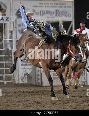 Prescott, Arizona, Stati Uniti. 3 luglio 2020. Trenten Montero, di Winnemucca, Nevada, compete nell'evento di equitazione durante il 133esimo Rodeo Prescott Frontier Days a Prescott, Arizona, venerdì 3 luglio 2020. Il rodeo, il più lungo al mondo, è continuato nonostante la pandemia del coronavirus con capacità di tifosi limitata al 25% presso la sede. Credit: Will Lester/ZUMA Wire/Alamy Live News Foto Stock