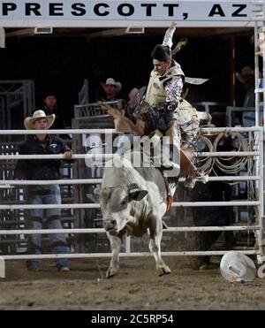 Prescott, Arizona, Stati Uniti. 3 luglio 2020. Jesse Flores, di Valinda, California, compete nell'evento di Bull Riding durante il 133esimo Rodeo Prescott Frontier Days a Prescott, Arizona venerdì 3 luglio 2020. Il rodeo, il più lungo al mondo, è continuato nonostante la pandemia del coronavirus con capacità di tifosi limitata al 25% presso la sede. Credit: Will Lester/ZUMA Wire/Alamy Live News Foto Stock