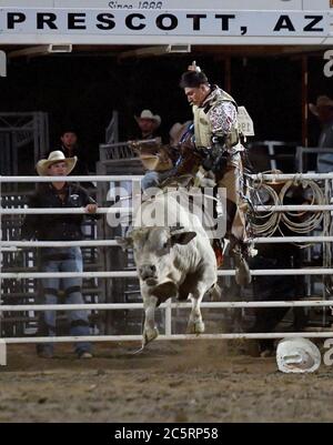 Prescott, Arizona, Stati Uniti. 3 luglio 2020. Jesse Flores, di Valinda, California, compete nell'evento di Bull Riding durante il 133esimo Rodeo Prescott Frontier Days a Prescott, Arizona venerdì 3 luglio 2020. Il rodeo, il più lungo al mondo, è continuato nonostante la pandemia del coronavirus con capacità di tifosi limitata al 25% presso la sede. Credit: Will Lester/ZUMA Wire/Alamy Live News Foto Stock