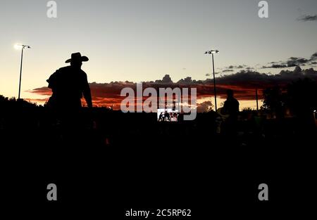 Prescott, Arizona, Stati Uniti. 3 luglio 2020. Un cowboy cammina attraverso il pavimento dell'arena durante il 133rd Prescott Frontier Days Rodeo a Prescott, Arizona Venerdì 3 luglio 2020. Il rodeo, il più lungo al mondo, è continuato nonostante la pandemia del coronavirus con capacità di tifosi limitata al 25% presso la sede. Credit: Will Lester/ZUMA Wire/Alamy Live News Foto Stock