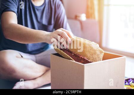 L'uomo tiene il cappello nella scatola per regalo. Foto Stock