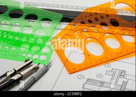 modelli di disegno tecnico in plastica su desktop di progettazione, strumento per disegno industriale Foto Stock