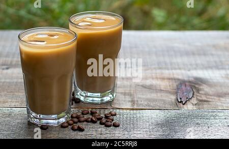 Drink estivo. Caffè latte ghiacciato in bicchieri con latte Foto Stock