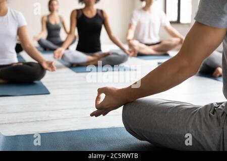 Primo piano fuoco sulle dita delle mani maschili nel simbolo mudra. Foto Stock