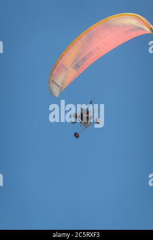 Consiglio Regionale di Hof Hacarmel, Israele. 3 luglio 2020. Un aviatore vola un paracadute alimentato sopra la spiaggia di Nachsholim sul Mar Mediterraneo. Credit: NIR Alon/Alamy Live News Foto Stock