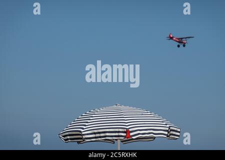 Consiglio Regionale di Hof Hacarmel, Israele. 3 luglio 2020. Un aviatore vola un piccolo aereo sopra la spiaggia di Nachsholim sul Mar Mediterraneo. Credit: NIR Alon/Alamy Live News Foto Stock