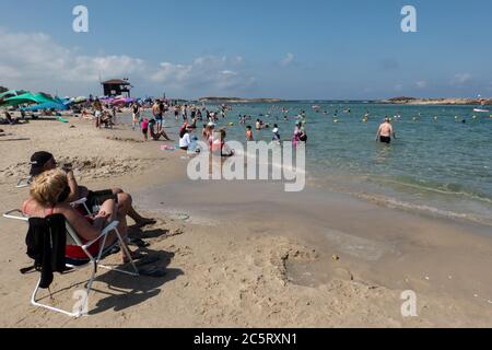 Consiglio Regionale di Hof Hacarmel, Israele. 4 luglio 2020. I bagnanti godono di un fine settimana al sole a Nachsholim Beach sul Mediterraneo trascurando le restrizioni di Coronavirus e le distanze sociali come tassi di infezione rinnovano picco nelle ultime settimane in quello che alcuni stanno chiamando una ‘sonda di secondo '. Credit: NIR Alon/Alamy Live News Foto Stock