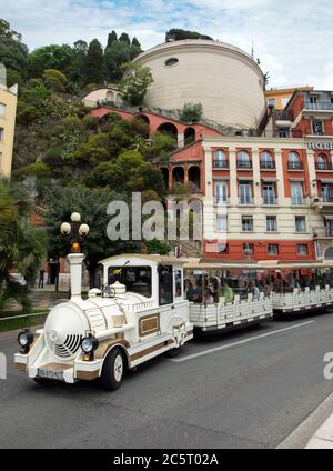 NIZZA, FRANCIA - 5 MAGGIO: Treno bianco senza binario per visitare la Promenade des Anglais il 5 maggio 2013 a Nizza, Francia. I passeggeri ascoltano t Foto Stock