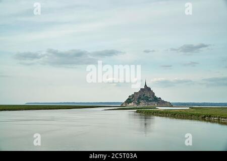 Mont St Michel con pieno fiume Couesnon Foto Stock