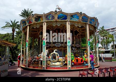 CANNES, FRANCIA - 6 MAGGIO: Giostra d'epoca con cavalli e altri animali per bambini alla passeggiata Croisette il 6 maggio 2013 a Cannes, Francia. Canna Foto Stock