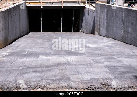 versò cemento e il viale sotterraneo del garage nell'edificio Foto Stock