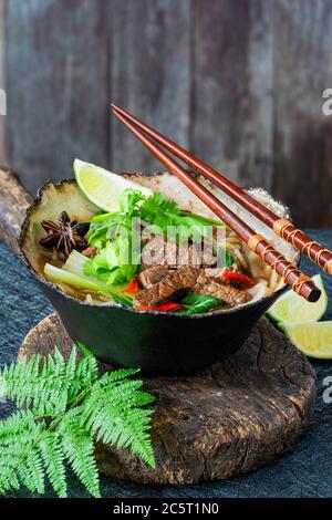 Zuppa di manzo e noodle profumata Foto Stock