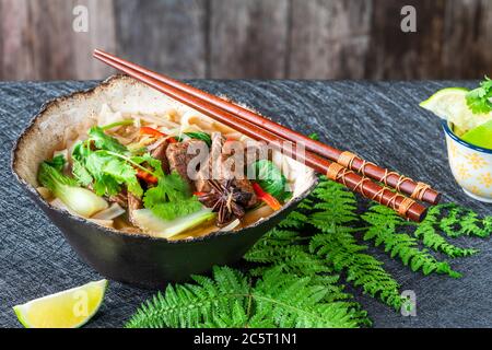 Zuppa di manzo e noodle profumata Foto Stock