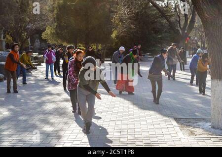 Pechino / Cina - 25 gennaio 2014: La gente balla nel parco Beihai a Pechino, Cina Foto Stock