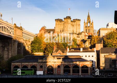 L'imponente castello normanno vecchio che dà alla città di Newcastle upon Tyne il suo nome Foto Stock