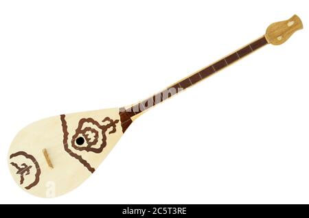 Dombra con ornamento kazaco isolato su bianco. Tracciato di ritaglio incluso. Strumento musicale tradizionale di nomade. Foto Stock