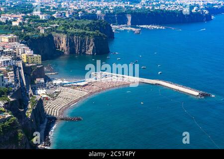 Vista aerea della bellissima spiaggia di Meta di Sorrento in una giornata estiva, Campania, Italia Foto Stock