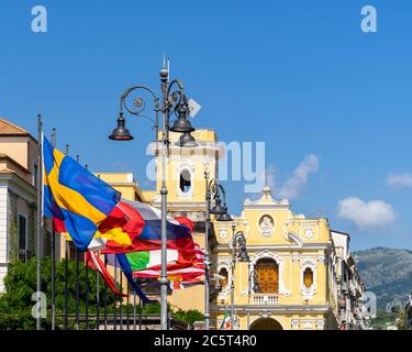 Varie bandiere internazionali che sventolano a Piazza tasso, la piazza principale del centro storico di Sorrento, Campania, Italia Foto Stock