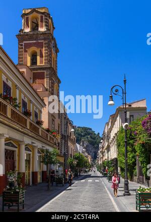 Sorrento, Campania, Italia, Giugno 2020 – Vista su corso Italia, la via pedonale dello shopping nel centro storico di Sorrento Foto Stock