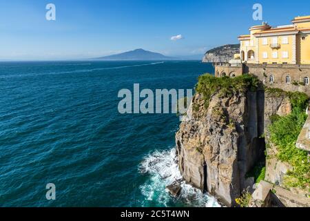 Una villa di charme che si affaccia sul Mar Mediterraneo e sul Vesuvio a Sant'Agnello, una piccola cittadina vicino a Sorrento, Campania, Italia Foto Stock