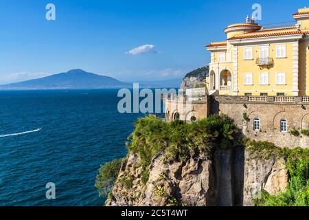 Una villa di charme che si affaccia sul Mar Mediterraneo e sul Vesuvio a Sant'Agnello, una piccola cittadina vicino a Sorrento, Campania, Italia Foto Stock