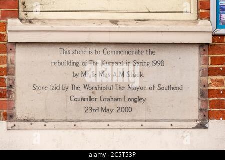 Pietra commemorativa posta nel luogo di eventi Kursaal Southend on Sea, Essex, Regno Unito. Chiuso e decadente. Ricostruita nella primavera 1998. Consigliere Graham Longley Foto Stock