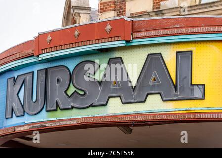 Sede dell'evento Kursaal a Southend on Sea, Essex, Regno Unito. Chiuso e decadente. Decadente segno multicolore sopra l'entrata. Necessita di riparazione Foto Stock