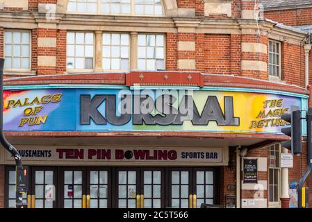 Sede dell'evento Kursaal a Southend on Sea, Essex, Regno Unito. Chiuso e decadente. Decadente segno multicolore sopra l'entrata. Necessita di riparazione Foto Stock