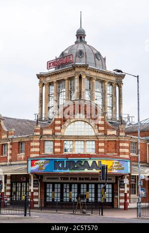 Sede dell'evento Kursaal a Southend on Sea, Essex, Regno Unito. Chiuso e decadente. Decadente segno multicolore sopra l'entrata. Necessita di riparazione Foto Stock