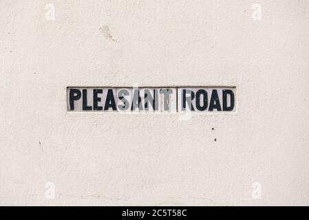 Pleasant Road. Vecchio cartello vintage su strada piastrellata sul lato dell'edificio a Southend on Sea, Essex, Regno Unito Foto Stock