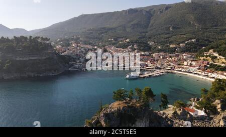 Paesaggio aereo di Parga Città tradizionale e destinazione turistica in PREVEZA Grecia EPIRUS Foto Stock