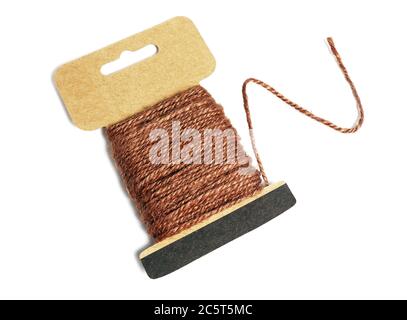 Corda di canapa avvolta su carta con estremità libera su sfondo bianco Foto Stock