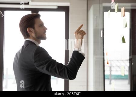 Uomo d'affari focalizzato pensare di idee di affari su adesivi Foto Stock