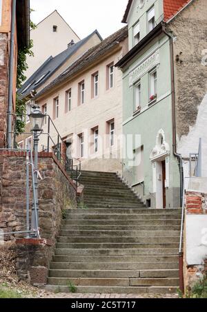 Leisnig, Germania. 29 Giugno 2020. Vista della città alta densamente costruita. Come molte altre cittadine con radici medievali, Leisnig ha un alto grado di sovracostruzione. Adattare il centro storico densamente costruito alle esigenze della vita moderna è una grande sfida. Un tentativo potrebbe essere quello di affinare parzialmente i cortili stretti e di convertirli in spazi verdi o giardini semipubblini. Credit: Jan Woitas/dpa-Zentralbild/ZB/dpa/Alamy Live News Foto Stock