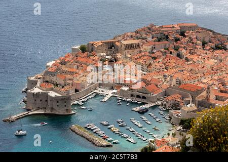 Vista panoramica aerea della città storica di Dubrovnik, dalla montagna SRD Foto Stock