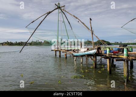 Reti da pesca tradizionali a Fort Cochin, Kerala, India Foto Stock