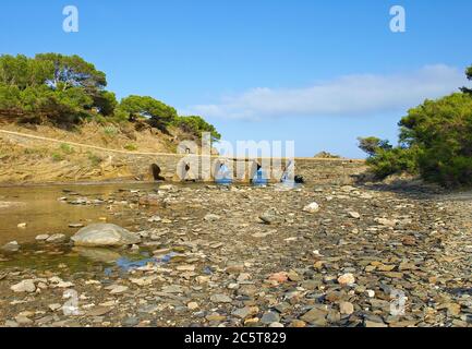 Antico ponte di pietra nel villaggio Cadaques, Costa Brava, Catalogna, Spagna. Foto Stock