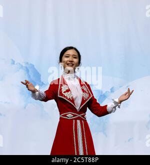 Donna danzante asiatica in costume nazionale kazako. Foto Stock