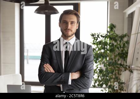 Ritratto di un uomo d'affari caucasico sicuro che posa sul posto di lavoro Foto Stock