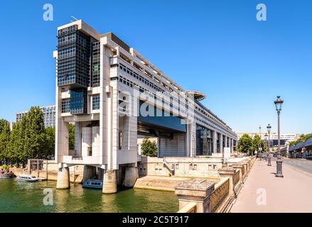 L'edificio Colbert a Parigi, Francia, sede del Ministero dell'Economia e delle Finanze sulle rive della Senna, visto dal ponte di Bercy. Foto Stock
